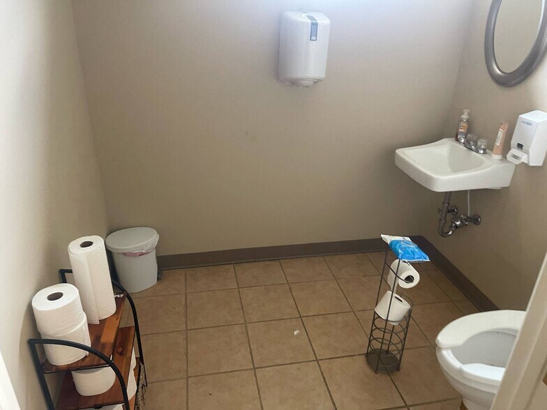 More Photos Of 1305 10th Ave, Calera Unknown For Lease