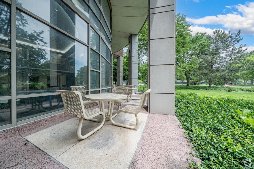 More Photos Of 215 W Diehl Rd, Naperville Office For Sale