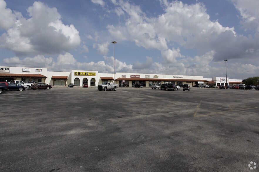 More Photos Of 540 10th St, Floresville Storefront For Lease