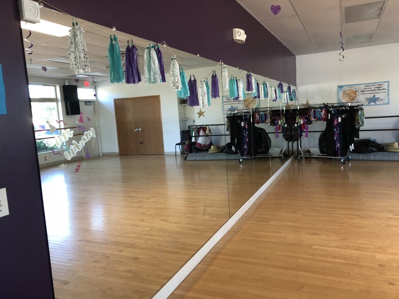 More Photos Of 608 E Veterans Pky, Yorkville Medical For Lease