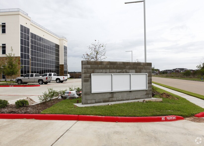 More Photos Of 23510 Kingsland Blvd, Katy Medical For Lease