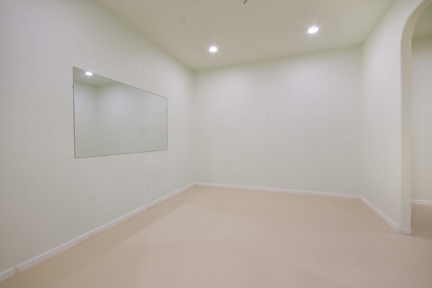 More Photos Of 15014 Iowa St, Austin Office Residential For Sale