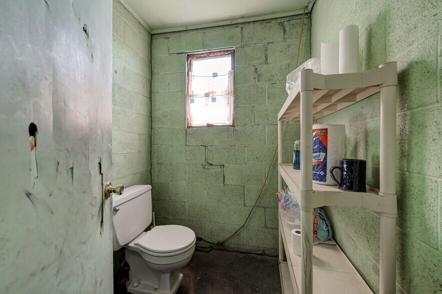 More Photos Of 515 Kings of Leon Ln, Oklahoma City Manufacturing For Sale