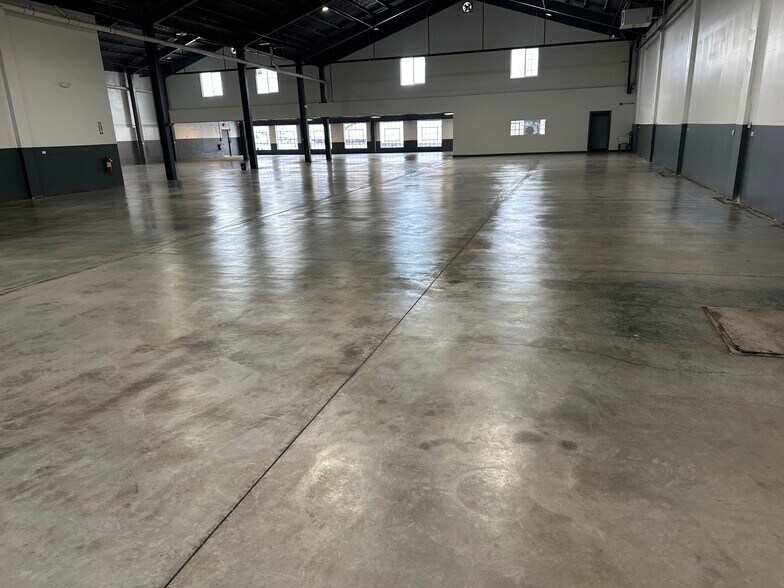 More Photos Of 902 Grace st, Elgin Industrial For Lease