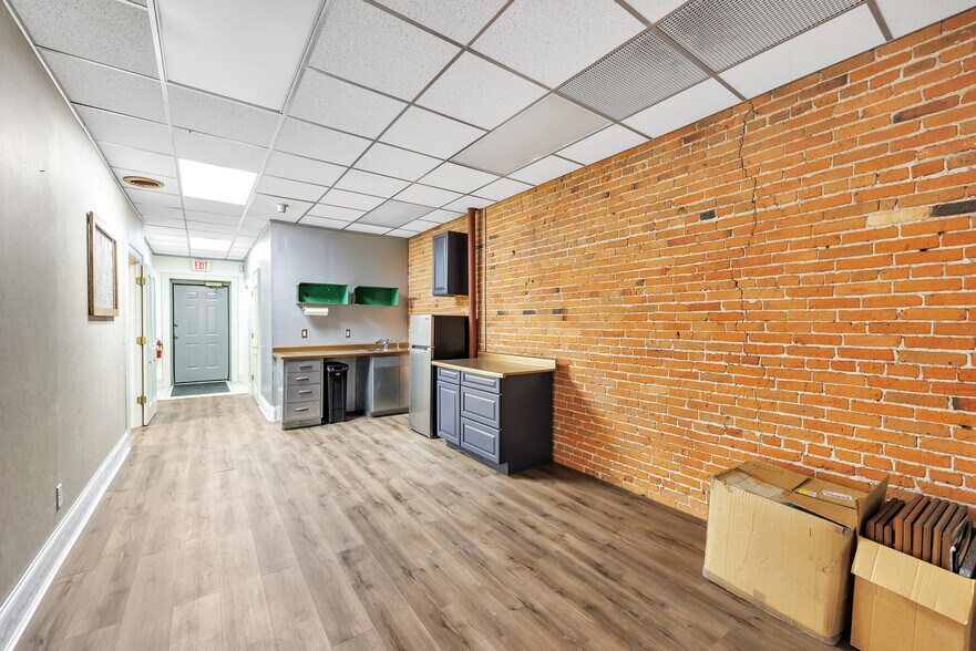 More Photos Of 215 N Washington St, Green Bay Loft Creative Space For Sale