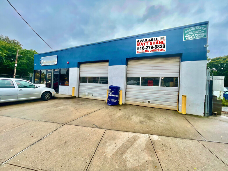 Primary Photo Of 400 Neighborhood Rd, Mastic Beach Auto Repair For Sale