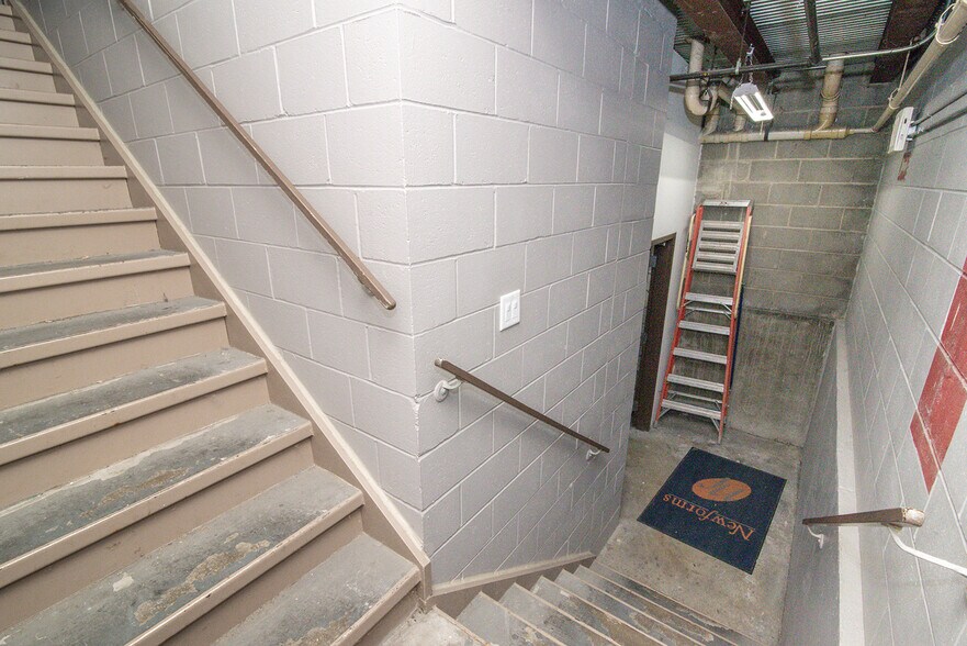 More Photos Of 245 Grandview Ave, Bellevue Light Distribution For Lease