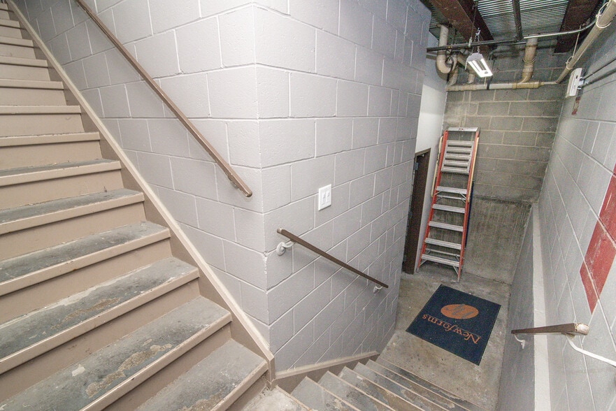 More Photos Of 245 Grandview Ave, Bellevue Light Distribution For Sale