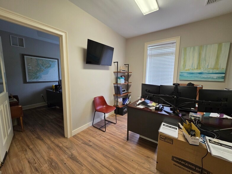 More Photos Of 2050 Old Bailey Rd, Ridgeland Showroom For Lease