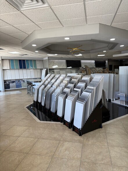 More Photos Of 297-311 Airport Pulling Rd N, Naples Warehouse For Lease