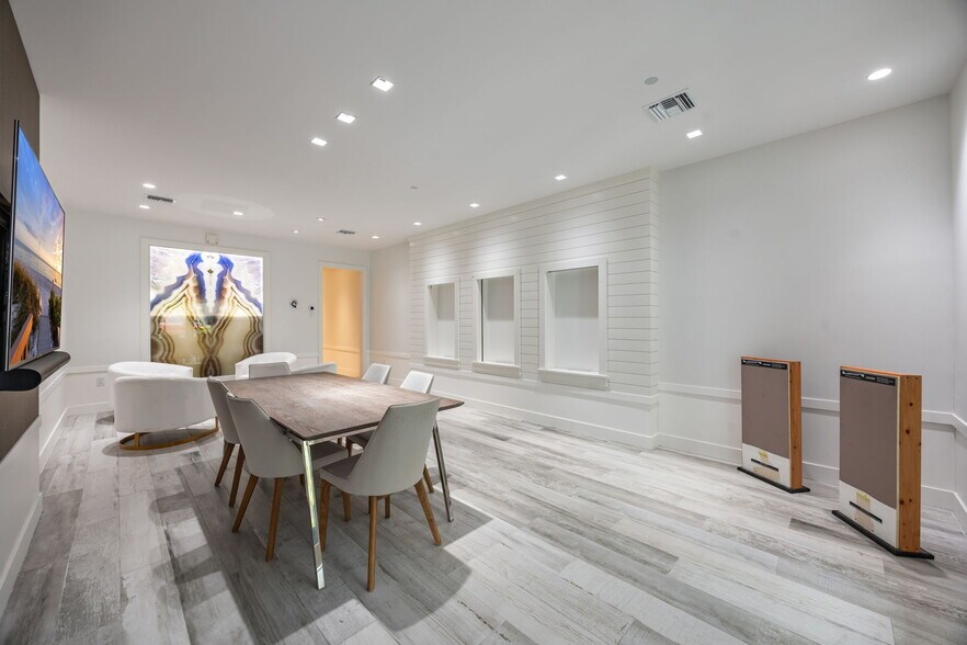 More Photos Of 1011-1065 5th Ave N, Naples Office Residential For Sale