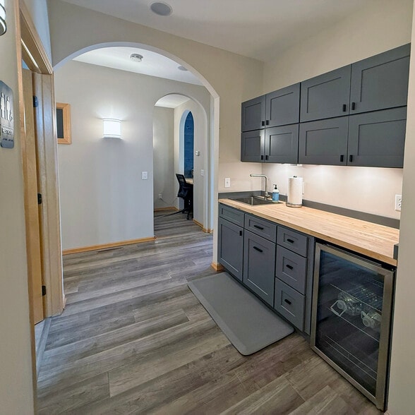 More Photos Of 5770 Blackshire Path, Inver Grove Heights Office For Sale