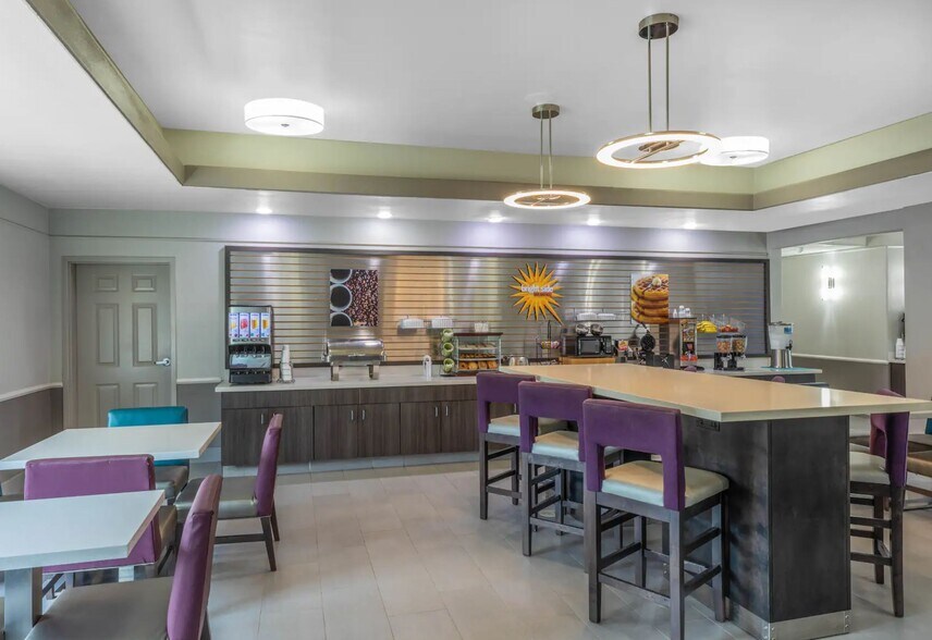 More Photos Of 910 State Highway 35 N, Port Lavaca Hotel For Sale