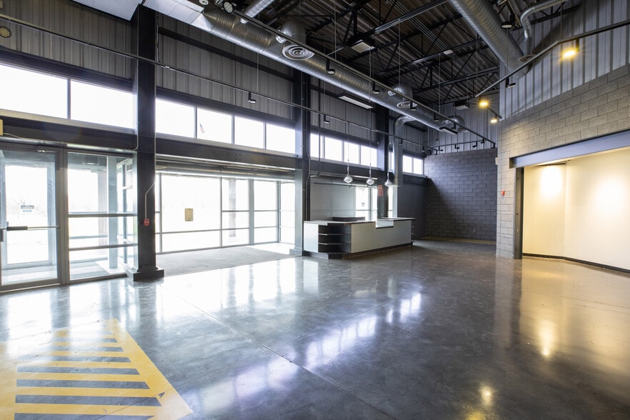 More Photos Of 11401 N Congress Ave, Kansas City Manufacturing For Lease