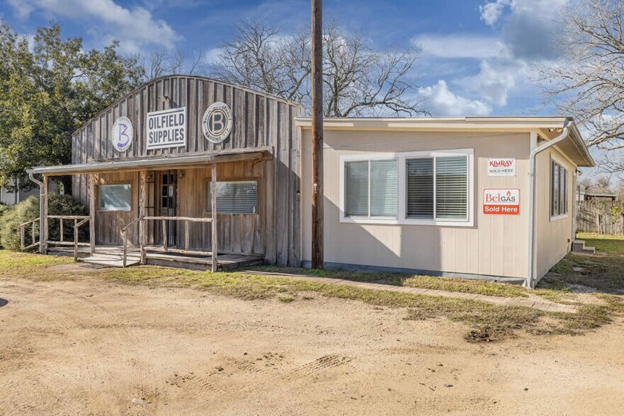 More Photos Of 713 N Riedel St, Yorktown Office For Sale