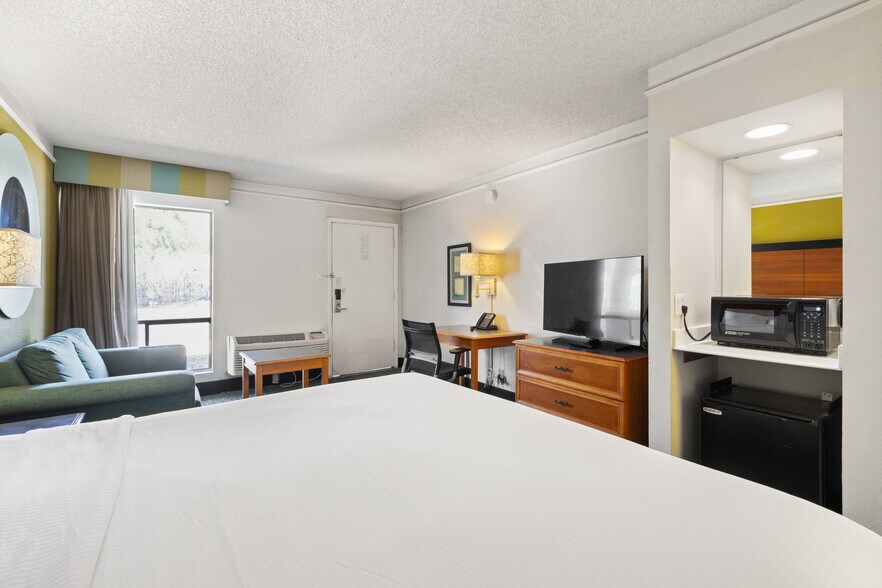 More Photos Of 2510 W Greenway Rd, Phoenix Hotel For Sale