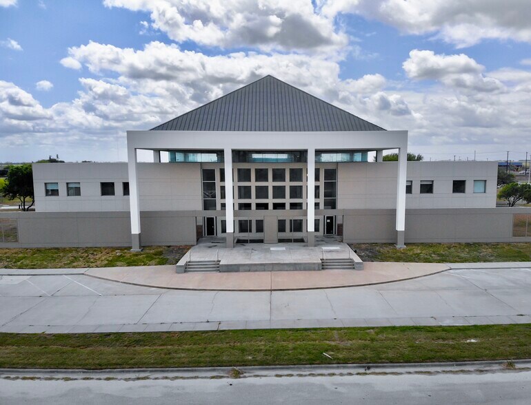 More Photos Of 1024 Texas Yes Blvd, Robstown Office For Lease