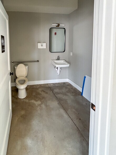 More Photos Of 171 Spring St, Charleston Storefront Retail Residential For Lease