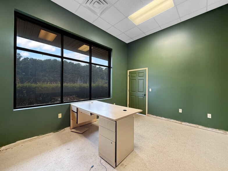 More Photos Of 4720 University Blvd E, Tuscaloosa Showroom For Lease