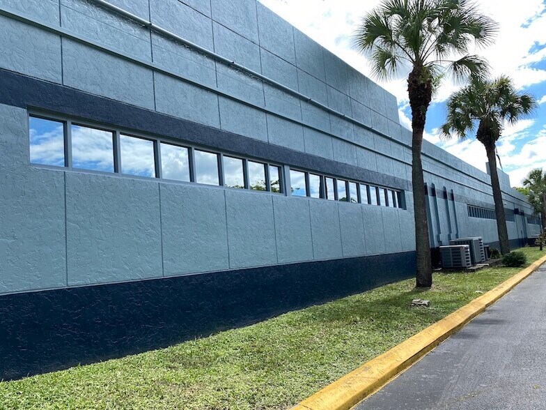 More Photos Of 7351 W Oakland Park Blvd, Fort Lauderdale Office For Sale