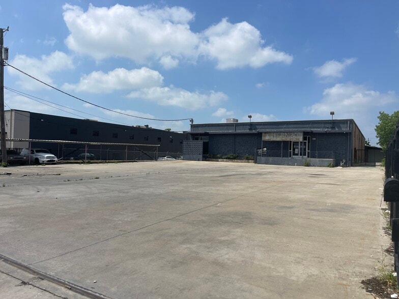 More Photos Of 2615 Brenner Dr, Dallas Distribution For Sale