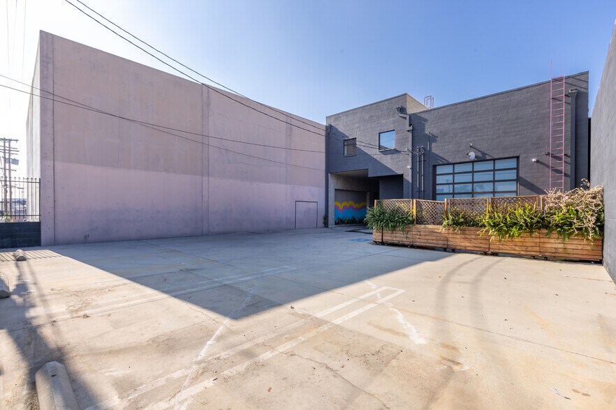 More Photos Of 3058 N Lima St, Burbank Warehouse For Sale
