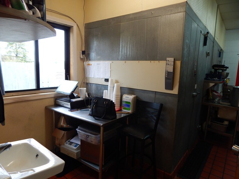More Photos Of 180 Lumber City Hwy, Hazlehurst Restaurant For Sale