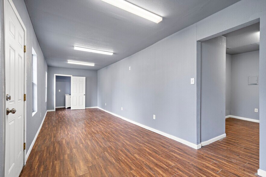 More Photos Of 120 N Bryan St, Houston Warehouse For Lease