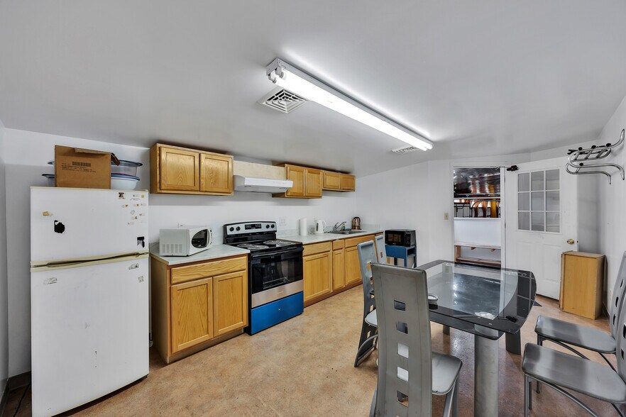 More Photos Of 3548 Cumberland Rd, Cumberland Warehouse For Sale