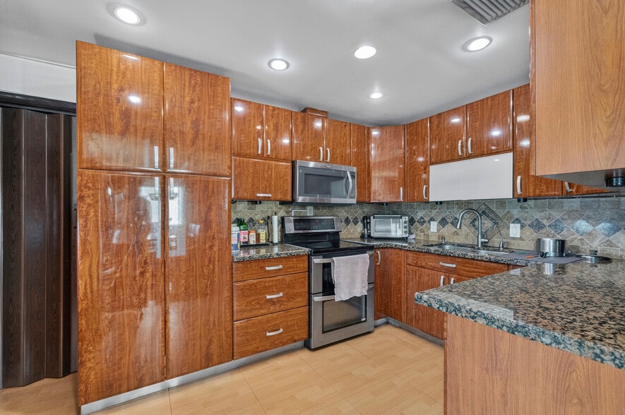 More Photos Of 853 N Fort Lauderdale Beach Blvd, Fort Lauderdale Storefront Retail Residential For Sale