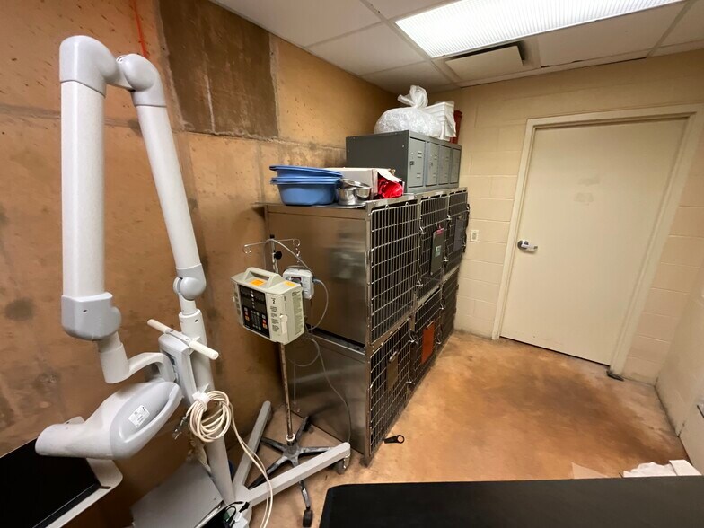More Photos Of 3240 Briarfield Blvd, Maumee Veterinarian Kennel For Sale
