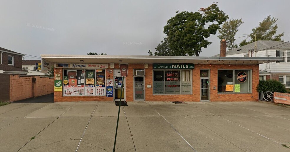 More Photos Of 726 Mola Blvd, Elmwood Park Storefront For Lease