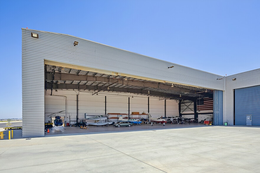More Photos Of 800 Aviation Dr, Camarillo Airplane Hangar For Sale