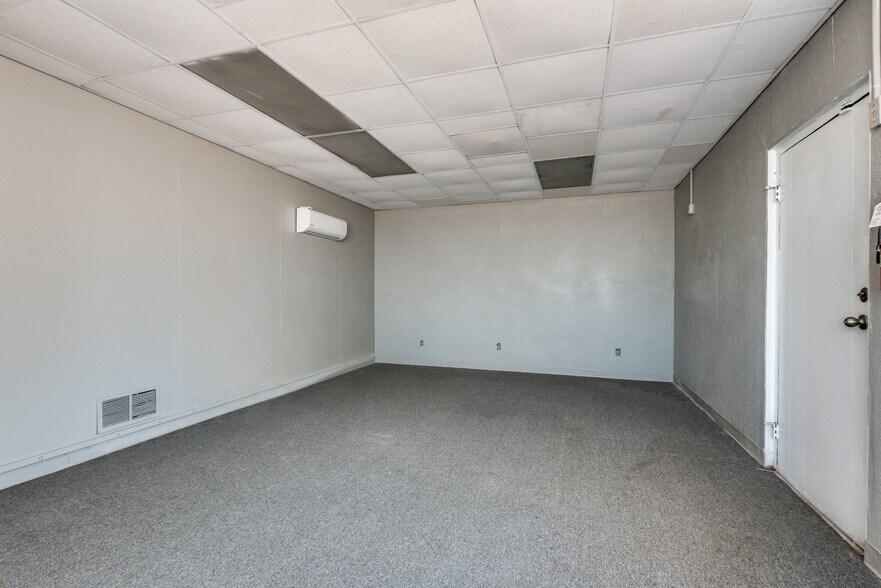 More Photos Of 10820 C F Hawn Fwy, Dallas Warehouse For Sale