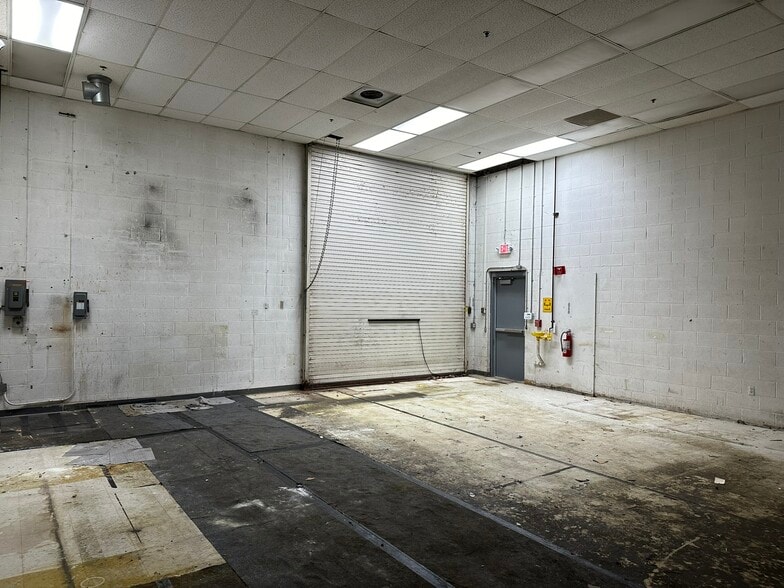 More Photos Of 15162 S Commerce Dr, Dearborn Research And Development For Sale