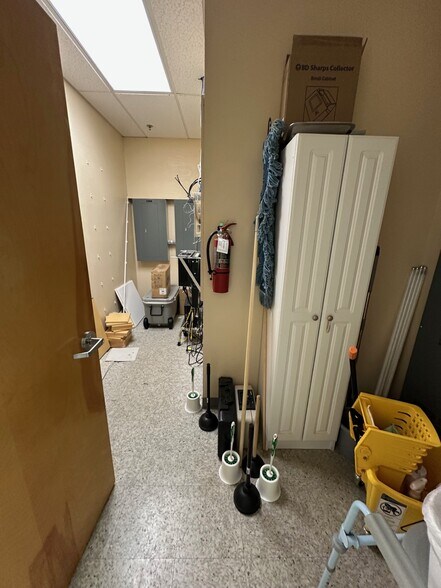 More Photos Of 842 Sunset Lake Blvd, Venice Medical For Lease