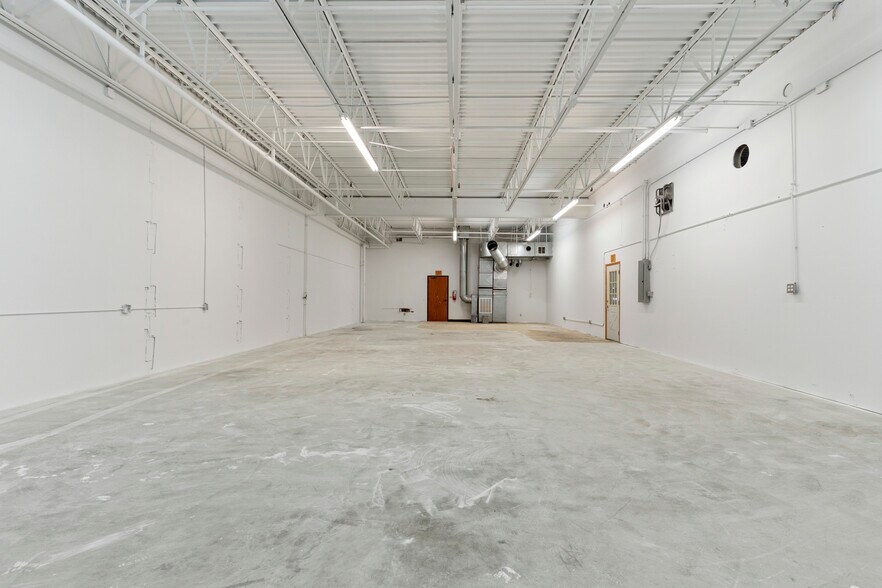 More Photos Of 405 Commerce Ct, Vadnais Heights Manufacturing For Sale