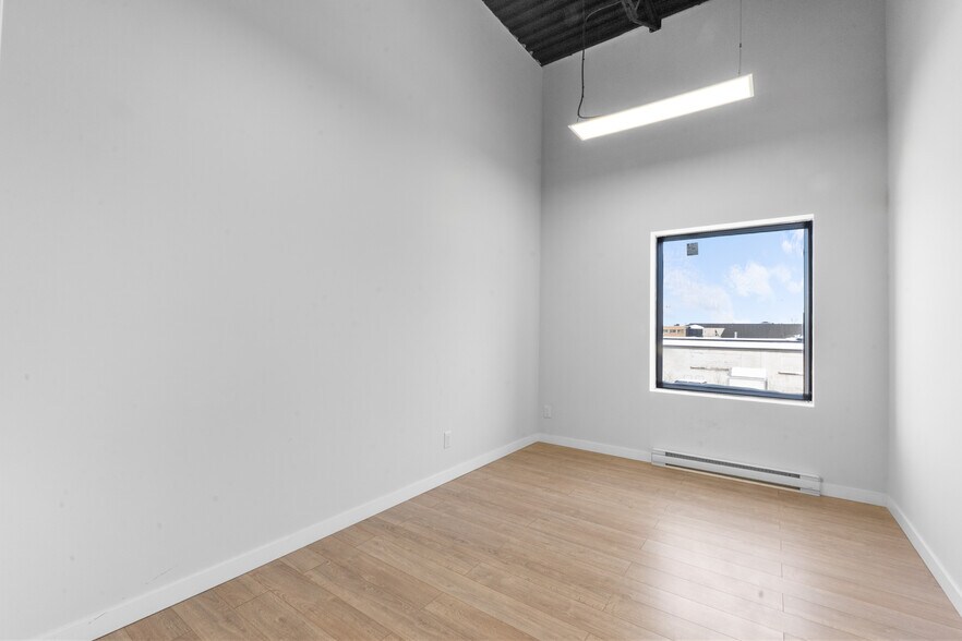 More Photos Of 609-649 Montée De Liesse, Saint-Laurent Warehouse For Sale