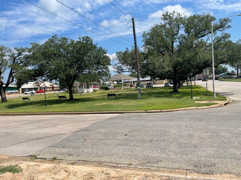 More Photos Of 1006 12th St, Hempstead Restaurant For Lease