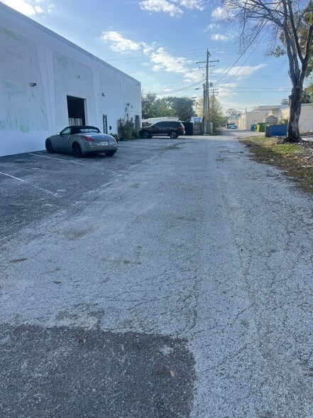 More Photos Of 7704 W Hillsborough Ave, Tampa Warehouse For Lease