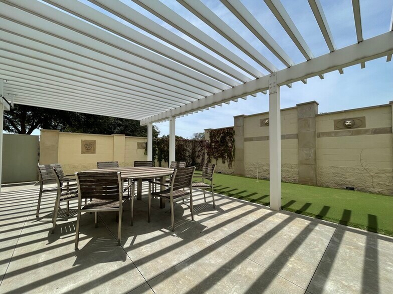 More Photos Of 2800 W Lancaster Ave, Fort Worth Office For Sale