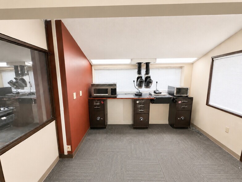 More Photos Of 1100 Spotsylvania St, New Athens Bank For Lease