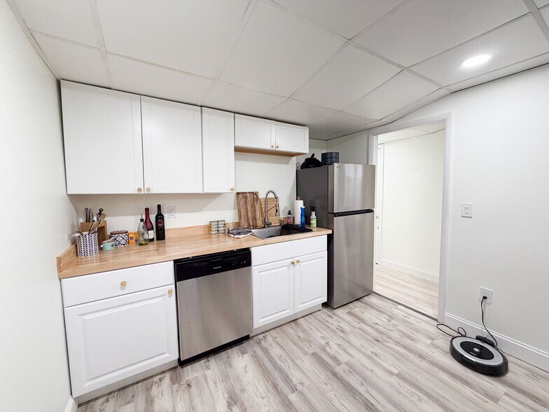 More Photos Of 258 Middle St, Bristol Medical For Sale