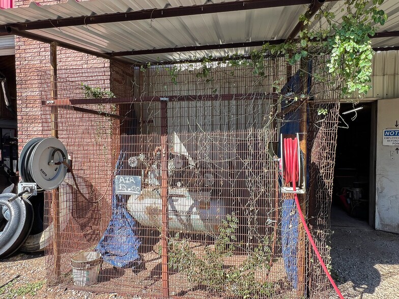 More Photos Of 1106 W Main St, Olney Auto Repair For Sale