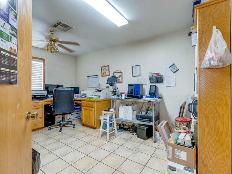 More Photos Of 1853 S Broadway St, Coalgate Flex For Sale