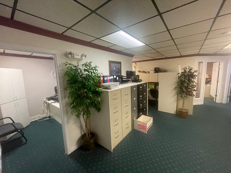 More Photos Of 630 S Green Bay Rd, Neenah Office For Sale