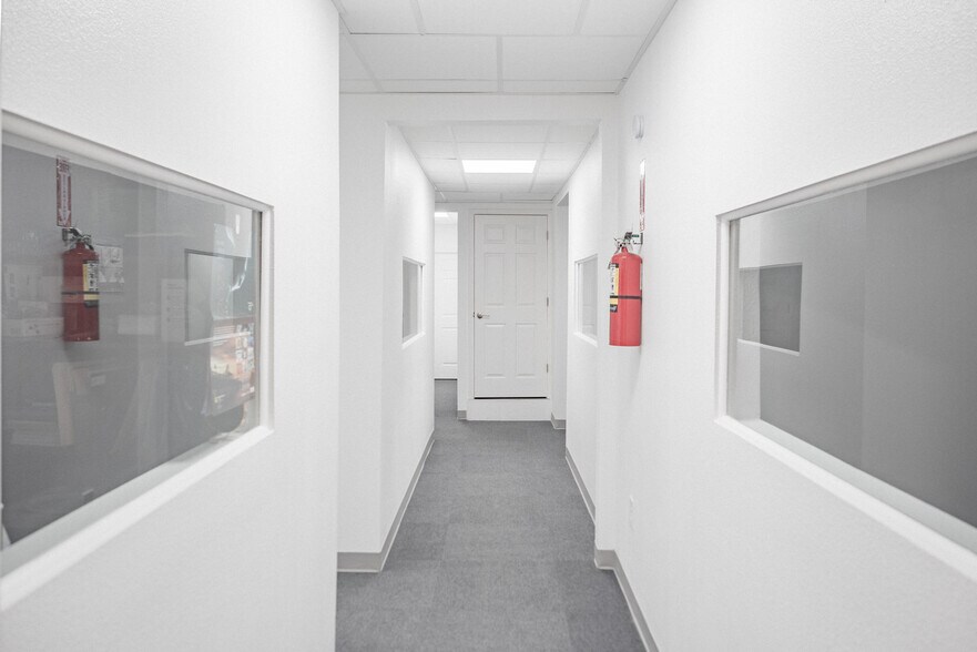 More Photos Of 2403 Washington St, Waller Flex For Lease