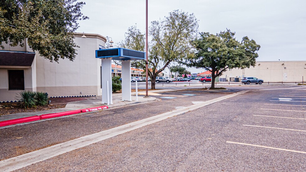 More Photos Of 102 Del Ct, Laredo Office For Lease