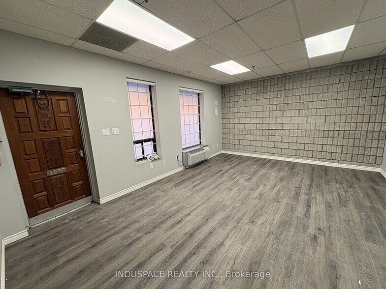 More Photos Of 1585 Britannia Rd E, Mississauga Flex For Lease