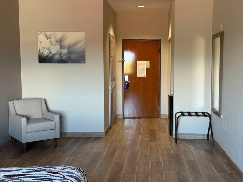 More Photos Of 702 Highway 146 S, La Porte Hotel For Sale